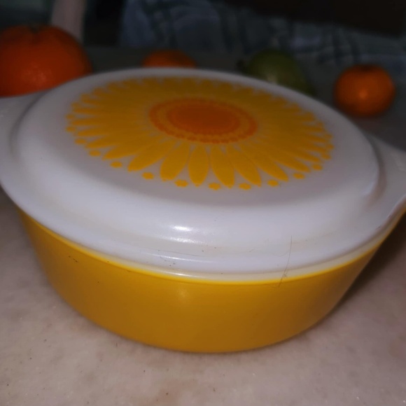 Vintage Pyrex Daisy Pattern casserole dishes - Picture 2 of 7